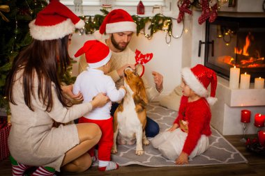 Köpekli mutlu aile Noel 'i bekliyor.