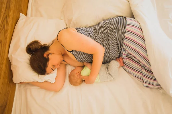 Mother and newborn baby sleep in the bed — Foto de Stock