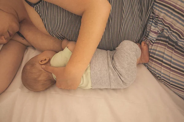 Mother and newborn baby sleep in the bed — Foto de Stock