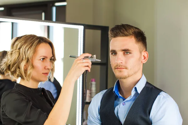 Make-up for man, make-up artists hands, brushes — Stockfoto