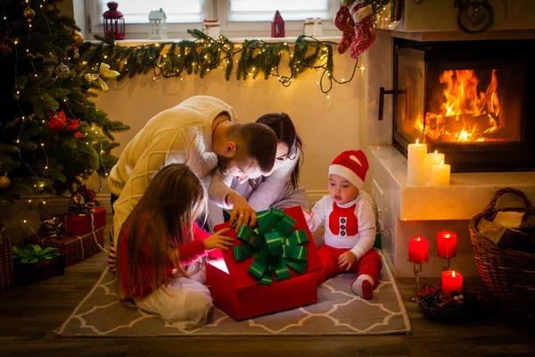 Mutlu aile anne, baba ve çocuklar Noel zamanı — Stok fotoğraf