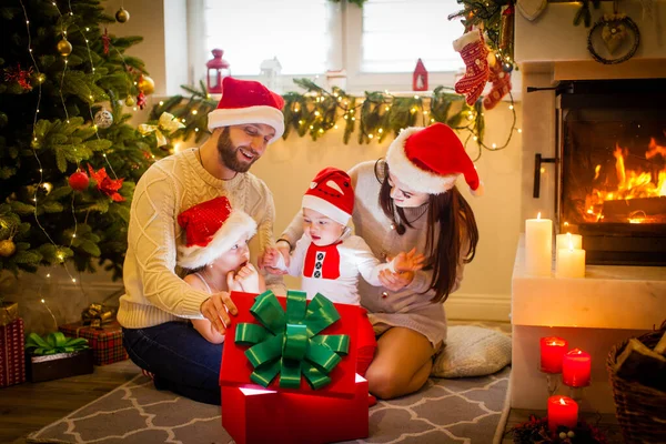 Feliz familia madre padre e hijos en Chriasmtas tiempo —  Fotos de Stock