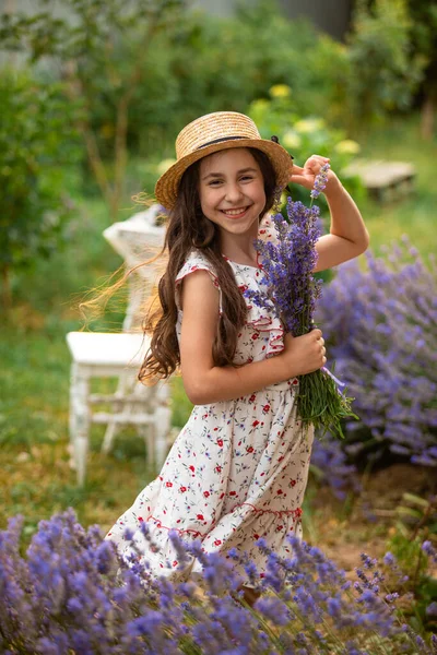 Krásná Dívka Dlouhými Vlasy Blízkosti Levandulových Keřů Zahradě Dívka Prochází — Stock fotografie