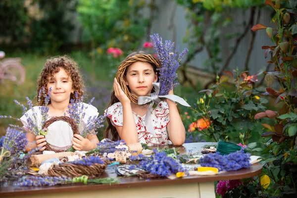Mädchen Basteln Selbstgemachte Lavendelkränze Als Dekoration Für Hause Oder Als — Stockfoto