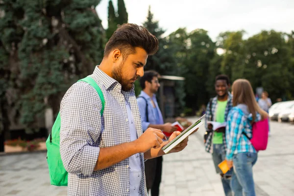 Joven Estudiante Indio Vistiendo Una Camisa Con Una Mochila Sostiene — Foto de Stock