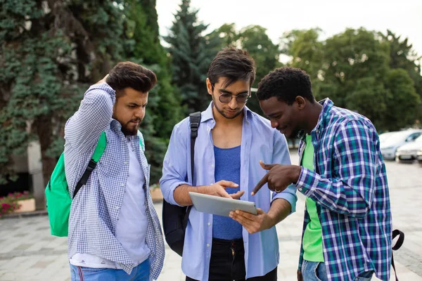 Grupa Wielonarodowych Studentów Patrzy Tabliczkę Stojąc Zewnątrz Afrykański Student Musi — Zdjęcie stockowe