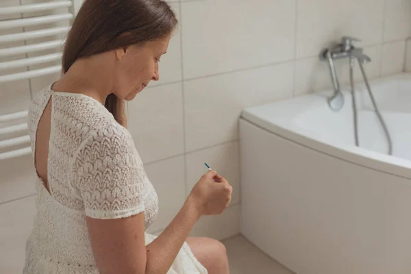 Orolig Medelålders Kvinna Med Graviditetstest Toaletten — Stockfoto