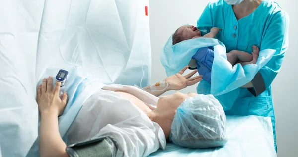 Nurse Holds Newborn Baby Close Mother Hospital Seconds Birth — Stock fotografie