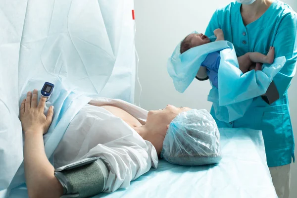 Nurse Holds Newborn Baby Close Mother Hospital Seconds Birth — Stock fotografie