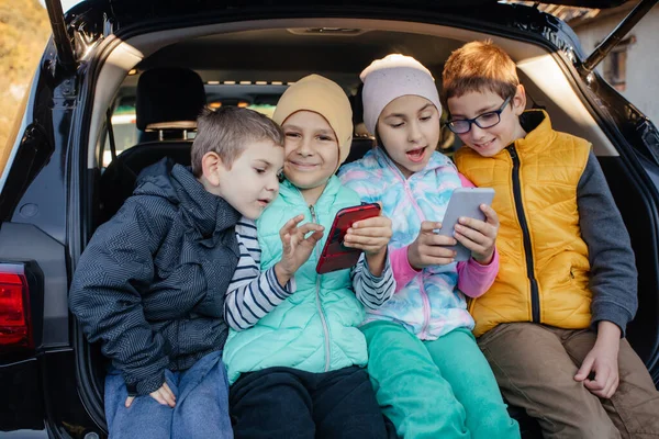 Los Niños Sentados Camión Coches Con Teléfonos Inteligentes Divertirse —  Fotos de Stock