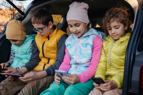 Los Niños Sentados Camión Coches Con Teléfonos Inteligentes Divertirse —  Fotos de Stock