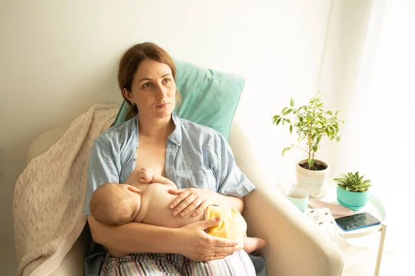 Young Mom Wants Breastfeed Her Newborn Baby Have Breast Pain — Stock Photo, Image