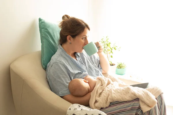 Woman Drink Tea Coffee Process Breastfeeding Newborn Baby Comfortable Breastfeeding — Stock Photo, Image