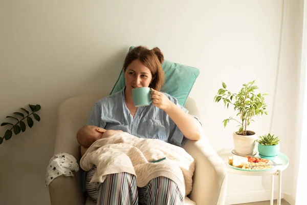 Mujer Bebe Café Durante Proceso Amamantar Bebé Recién Nacido Lactancia —  Fotos de Stock