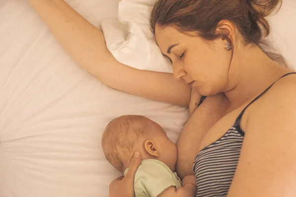 Mother Newborn Baby Sleep Bed Together — Foto de Stock