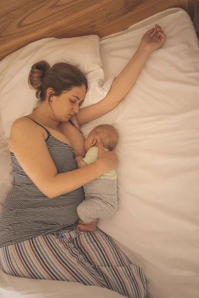Mother Newborn Baby Sleep Bed Together — ストック写真