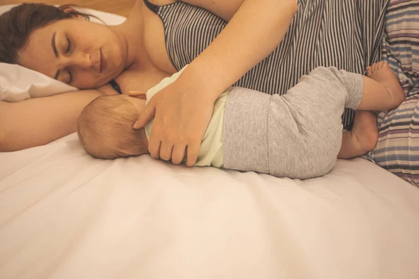 Mãe Bebê Recém Nascido Dormem Cama Juntos — Fotografia de Stock