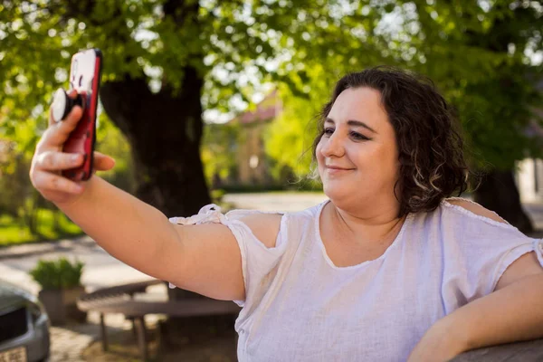 Усміхнена Жінка Кафе Відкритому Повітрі Використовує Мобільний Має Відеодзвінок — стокове фото