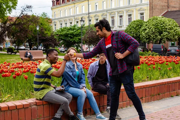 Quatro Amigos Alegres Reunidos Parque Cidade Estudantes Diversos Meninos Felizes — Fotografia de Stock