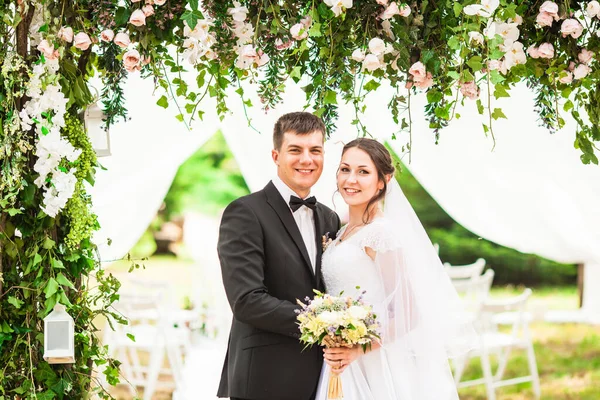 Ślub Para Pod Łukiem Kwiatów Ceremonii Ślubnej Świeżym Powietrzu Parku — Zdjęcie stockowe