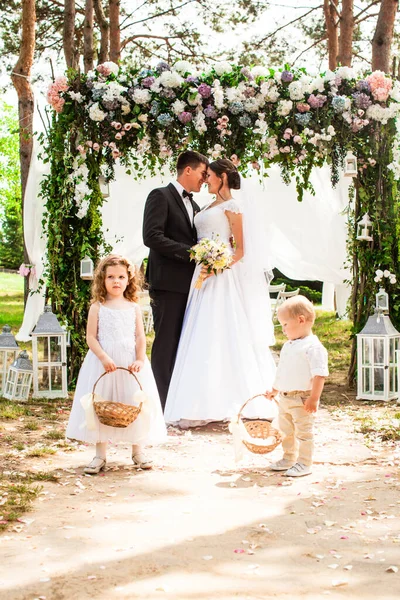 Mariés Mariés Sourient Après Cérémonie Mariage Adorables Enfants Avec Des — Photo