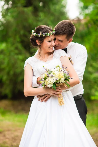 Noiva Feliz Noivo Após Cerimônia Casamento Andando Parque Ter Photoshoot — Fotografia de Stock