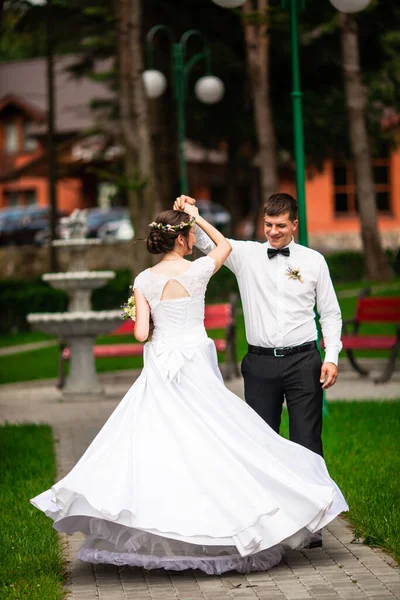 Felice Sposa Sposo Dopo Cerimonia Nozze Piedi Parco Hanno Photoshoot — Foto Stock