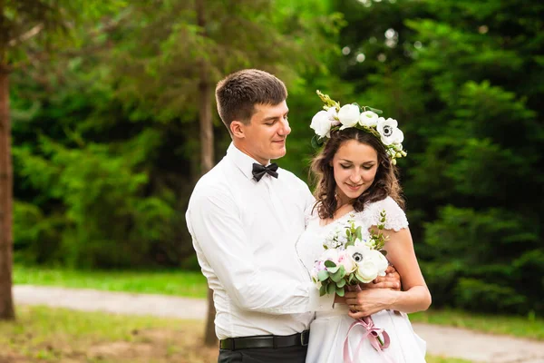 Noiva Feliz Noivo Após Cerimônia Casamento Andando Parque Ter Photoshoot — Fotografia de Stock