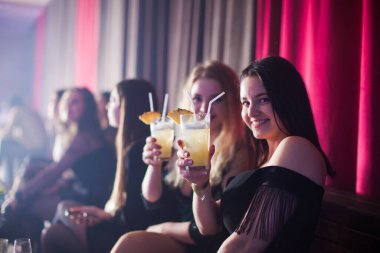 Bir grup dansçı kadın kulüpte eğleniyor.