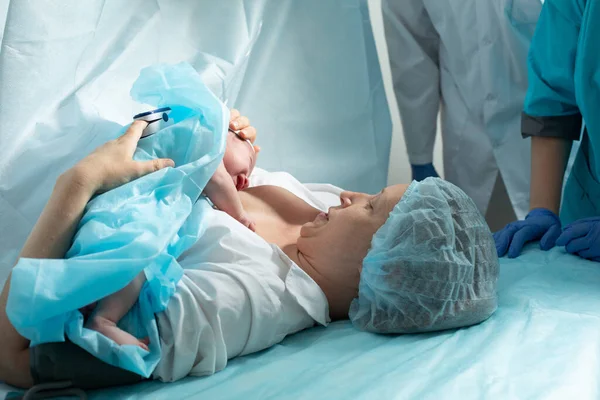 Mother Holds Newborn Baby Hospital Seconds Birth — Foto de Stock