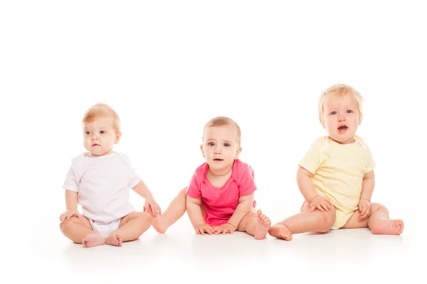 Grupo Bebês Espirituosos Sentados Roupas Diferentes Isolados Fundo Branco — Fotografia de Stock