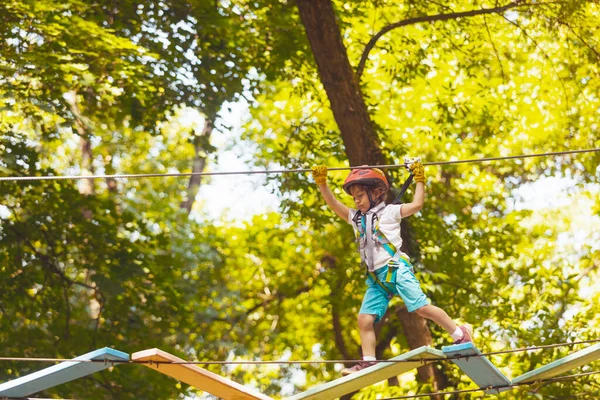 Porträt Eines Konzentrierten Jungen Der Sommer Seilpark Klettert Trägt Schutzhelm — Stockfoto