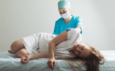 Doğum sırasında hamile kadınlar için epidural sinir tıkanıklığı.