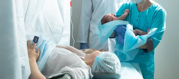 Nurse Holds Newborn Baby Close Mother Hospital Seconds Birth — Foto Stock