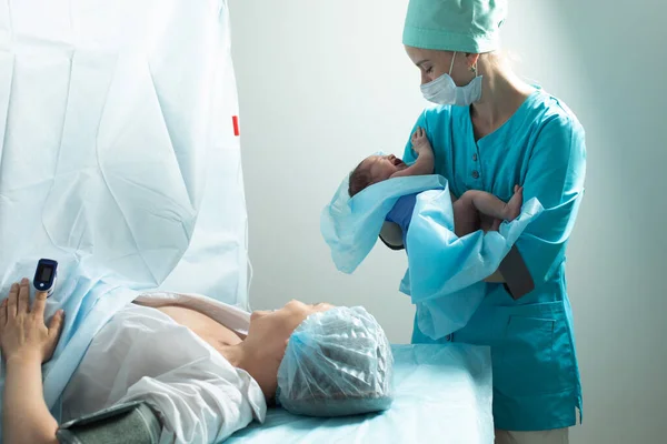 Nurse Holds Newborn Baby Close Mother Hospital Seconds Birth — Foto de Stock
