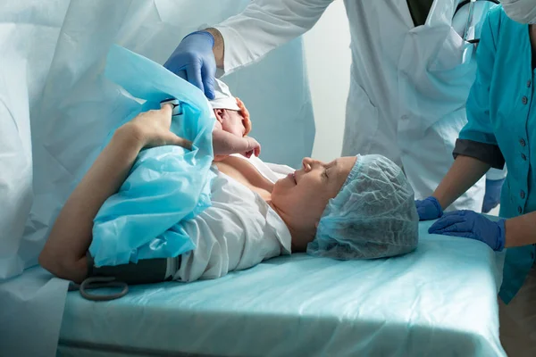 Mother Look Her Newborn Baby Hospital Seconds Birth — Zdjęcie stockowe