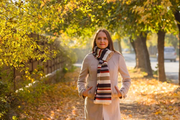 Счастливая Женщина Теплой Одежде Осеннем Парке — стоковое фото