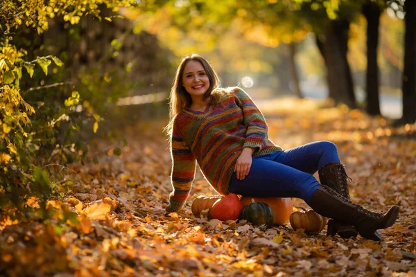 Smile Woman Sitting Pumpkin Autumanl Maple Leaves Cozy Autumn Vibes — Stockfoto