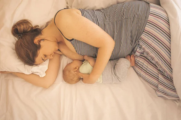Mãe Bebê Recém Nascido Dormem Cama Juntos — Fotografia de Stock