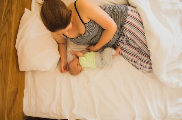 Mother Newborn Baby Sleep Bed Together — Stok fotoğraf