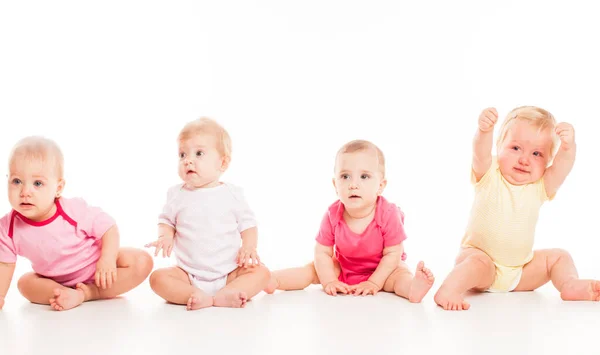 Grupo Bebês Espirituosos Sentados Roupas Diferentes Isolados Fundo Branco — Fotografia de Stock