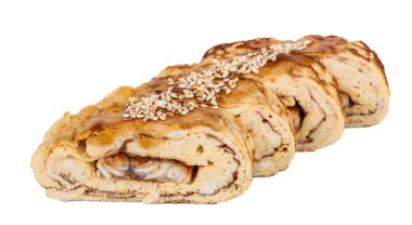 omlet maki sushi - içinde füme yılan balığı bir rulo yaptı. ile tepesinde