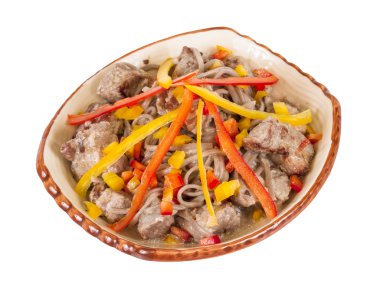 Asya tarzı noodle ile domuz eti, baharatlı ve nefis lezzetli