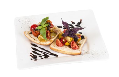 taze ekmek üzerinde sulu domates, pesto tepesi olarak