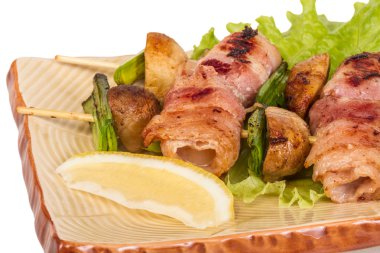 pastırma ızgara tarak mantar ve pastırma ile sarılmış