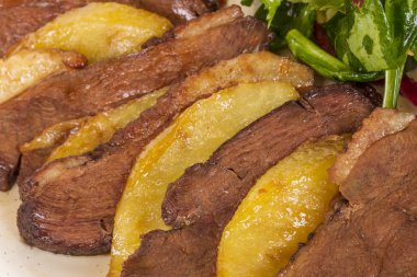 ördek fileto, truffle yağı ile terbiyeli patates püresi incir ve