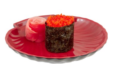 Beyaz arka plan üzerinde izole fying balık havyar ile Sushi