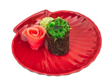 Japon taze maki sushi ile yeşil yosun chuka