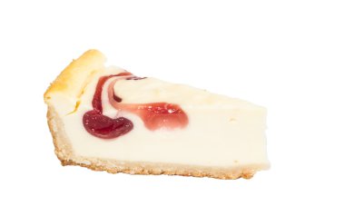bir dilim beyaz zemin üzerine vişneli cheesecake closeup