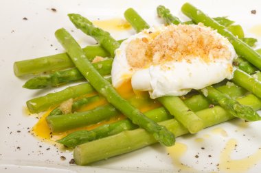 kuşkonmaz, yumurta ve croutons taze salata